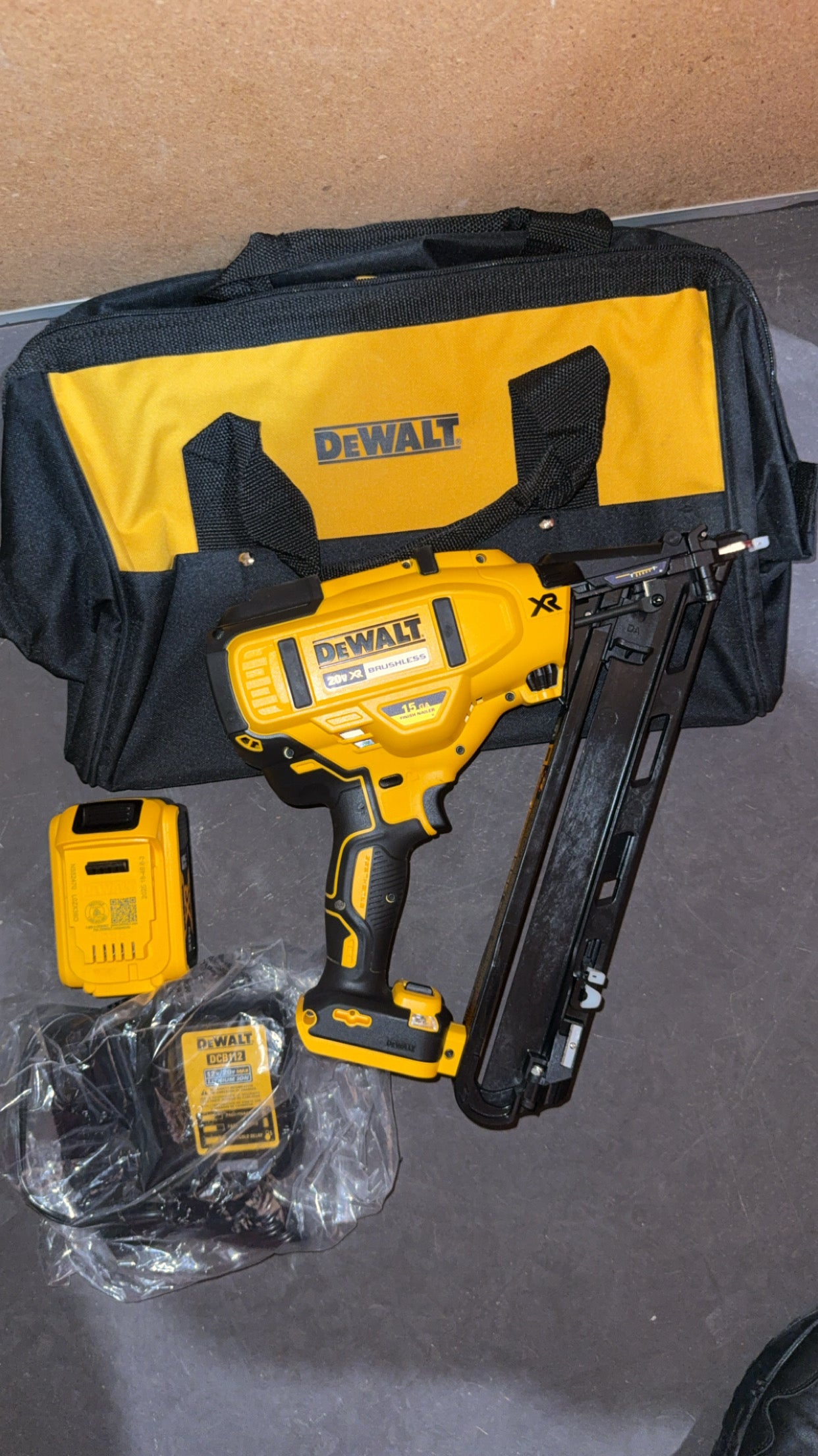 DeWalt 15 GA Angled Finish Nailer Kit