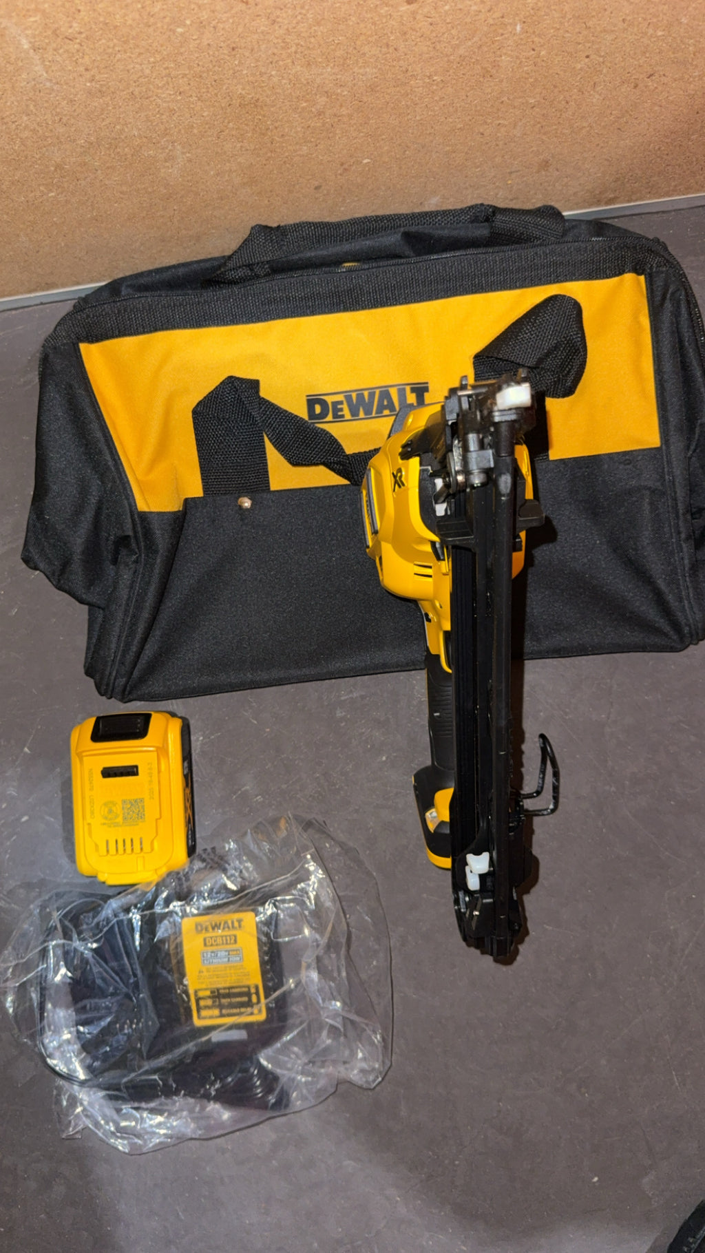 DeWalt 15 GA Angled Finish Nailer Kit