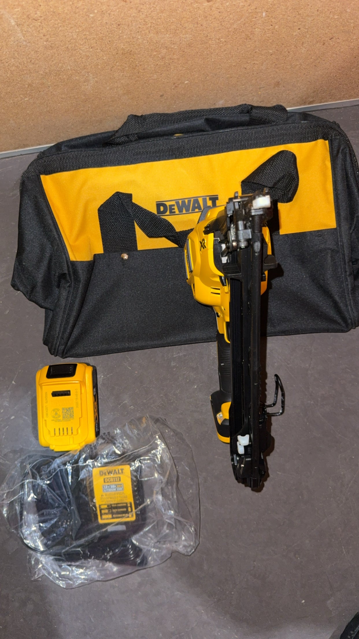 DeWalt 15 GA Angled Finish Nailer Kit