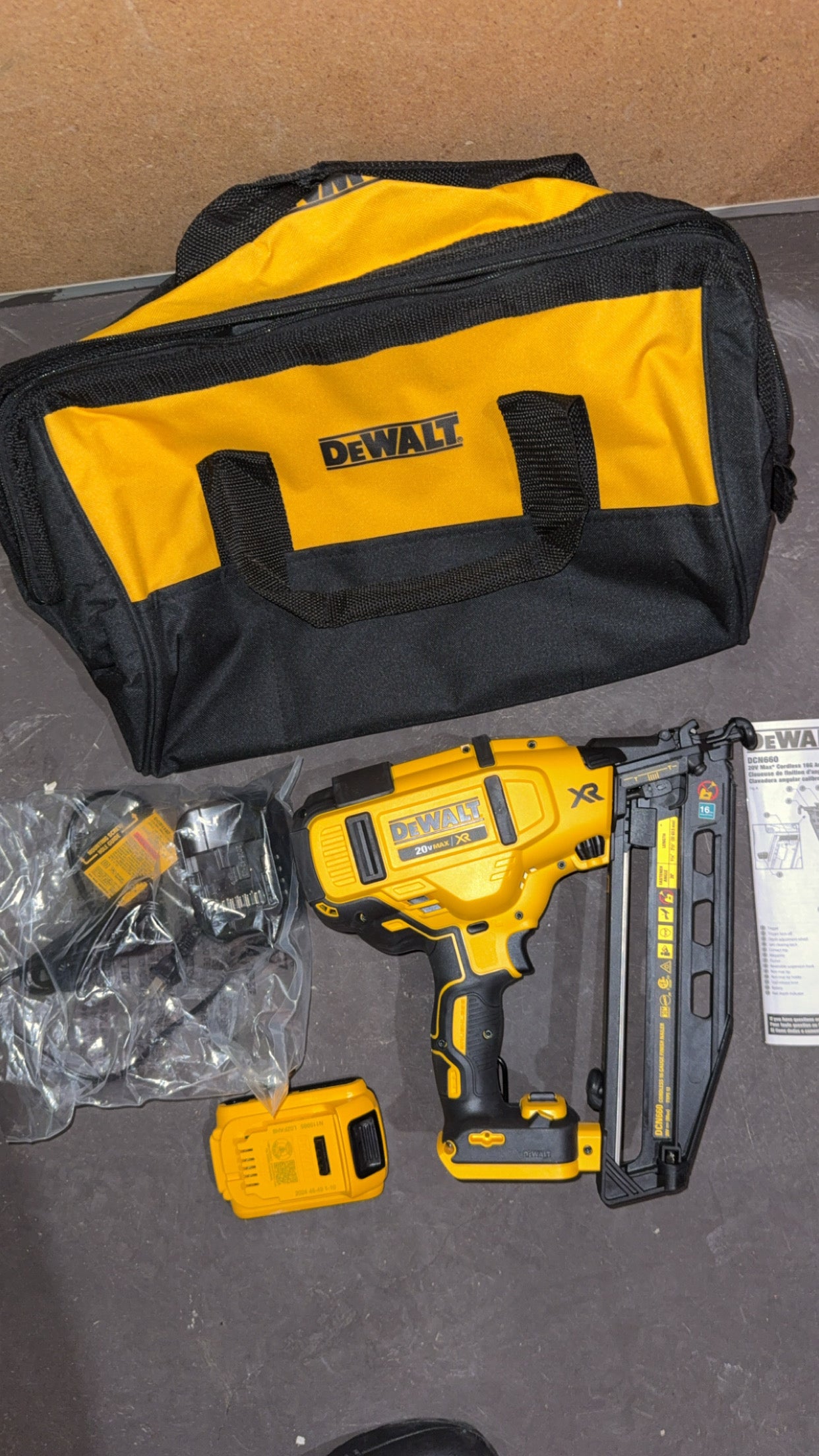 DeWalt 16 GA Angled Finish Nailer Kit