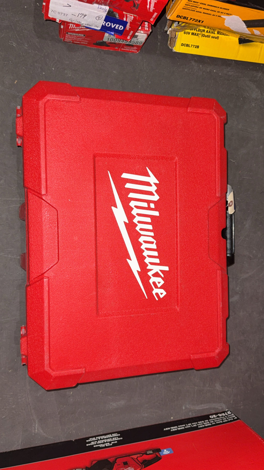 Milwaukee M18 Fuel 18V Lithium ION Brushless 1 in. cordless SDS Plus rotary Hammer/Dust Extractor Kit , 2 6.0 AH Batteries