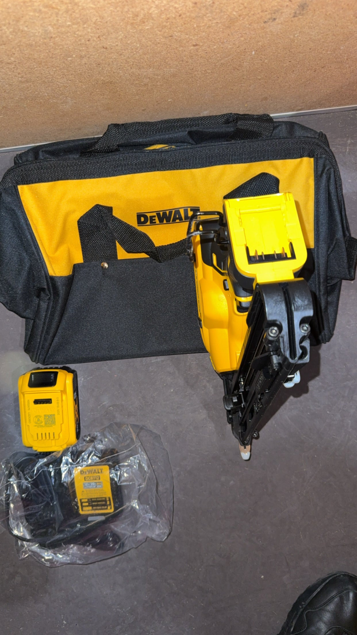 DeWalt 15 GA Angled Finish Nailer Kit