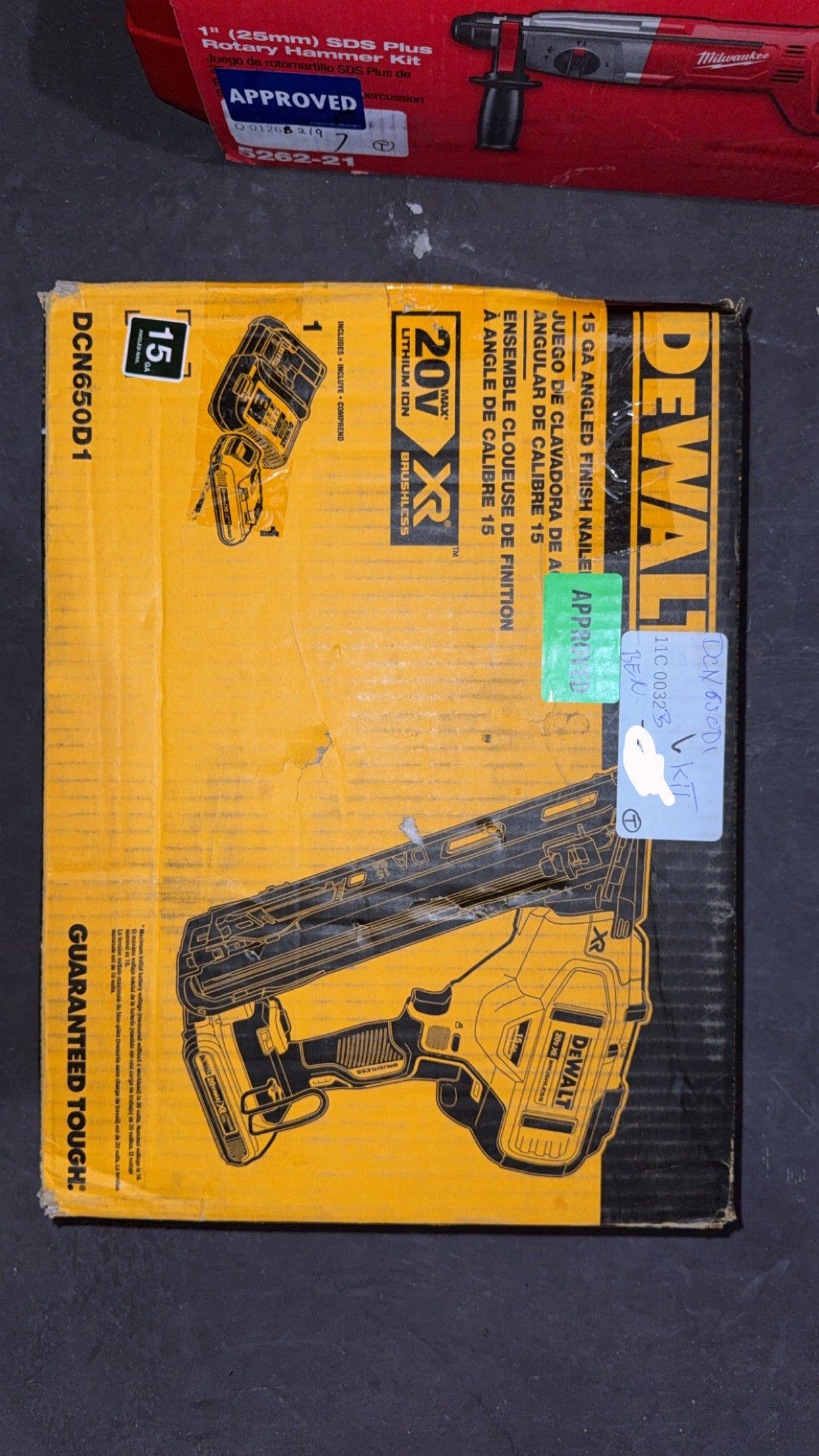 DeWalt 15 GA Angled Finish Nailer Kit