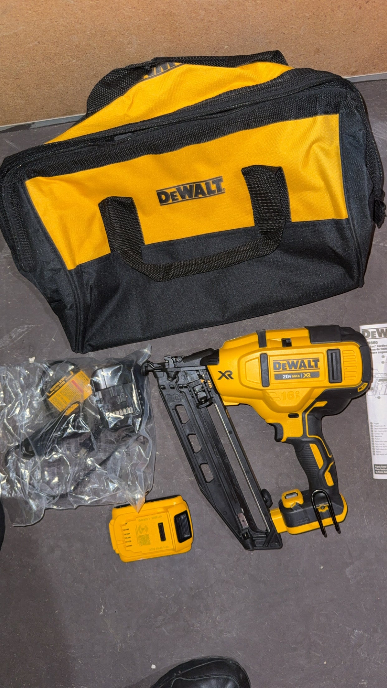 DeWalt 16 GA Angled Finish Nailer Kit
