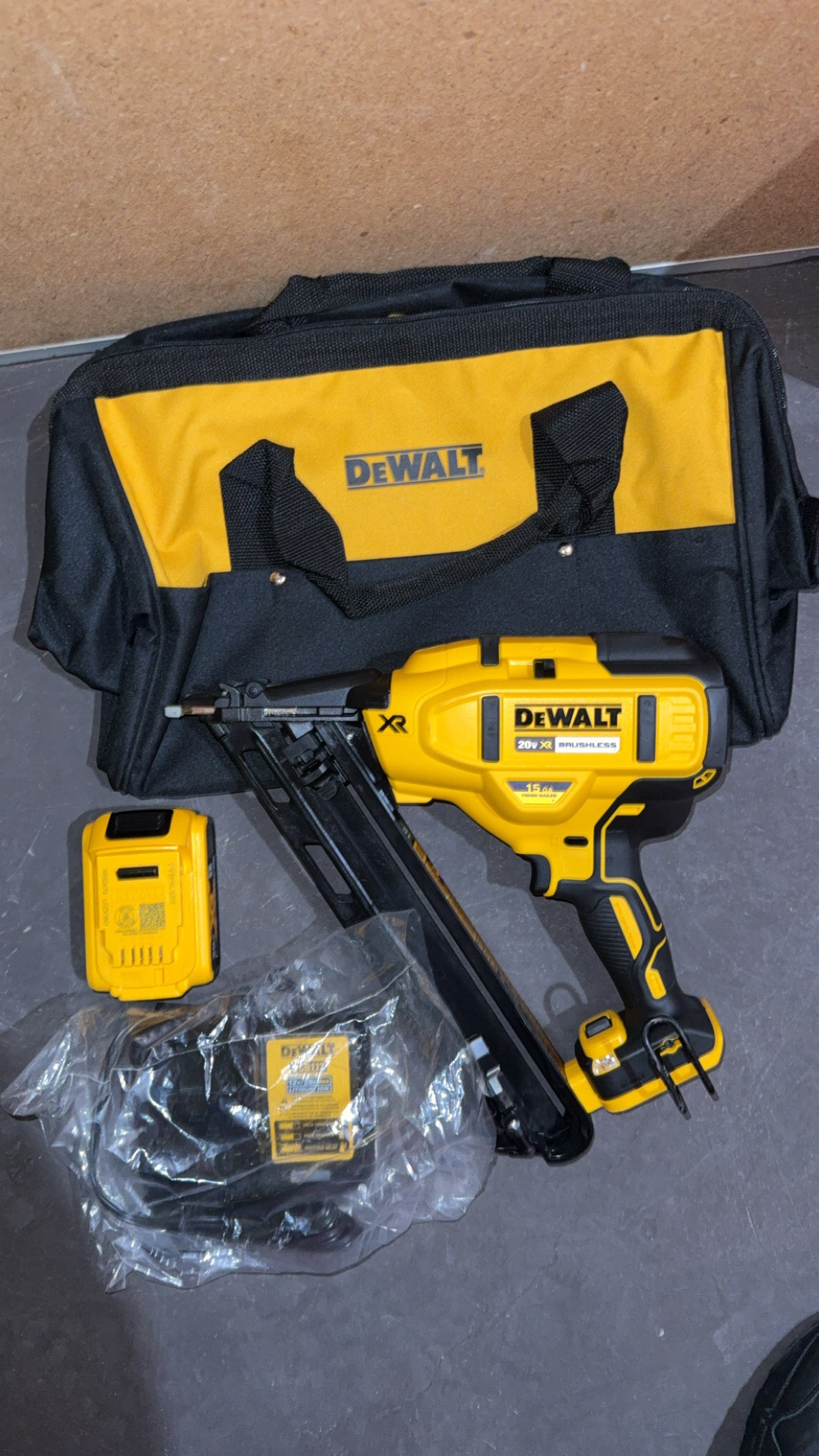DeWalt 15 GA Angled Finish Nailer Kit