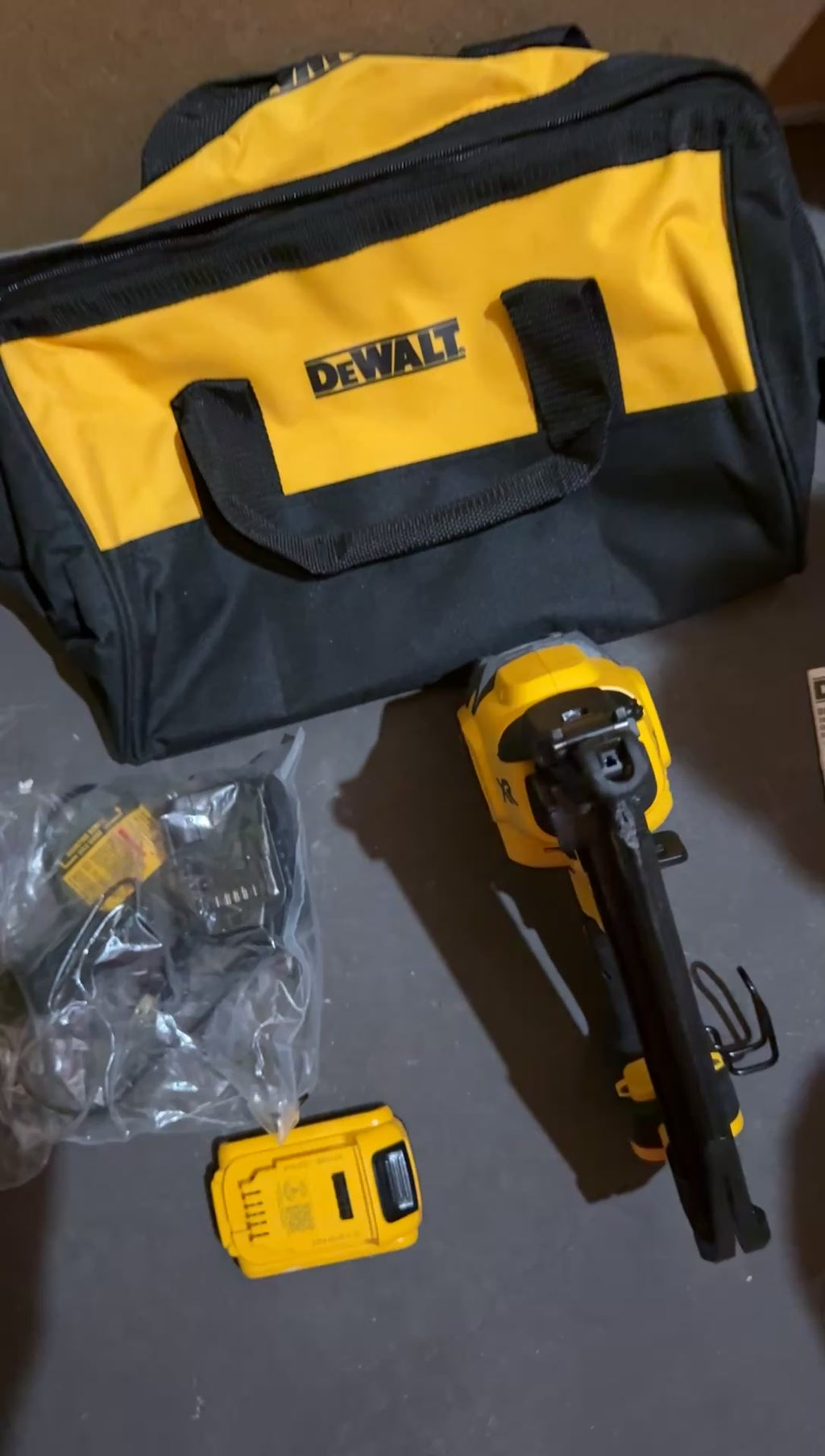 DeWalt 16 GA Angled Finish Nailer Kit